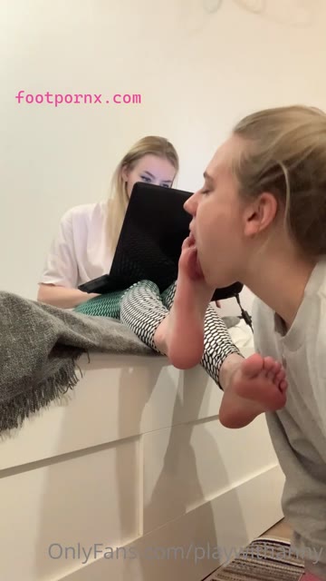 playwithanny gets her feet licked lesbians