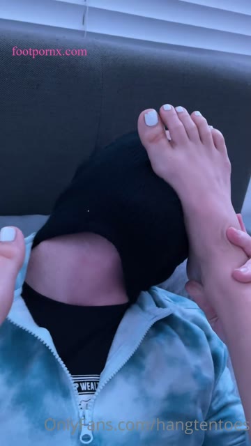 hang10toess pretty white girl toes and soles 1